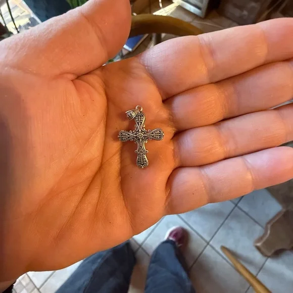 Elegant Silver Cross Pendant Necklace - Picture 3 of 4